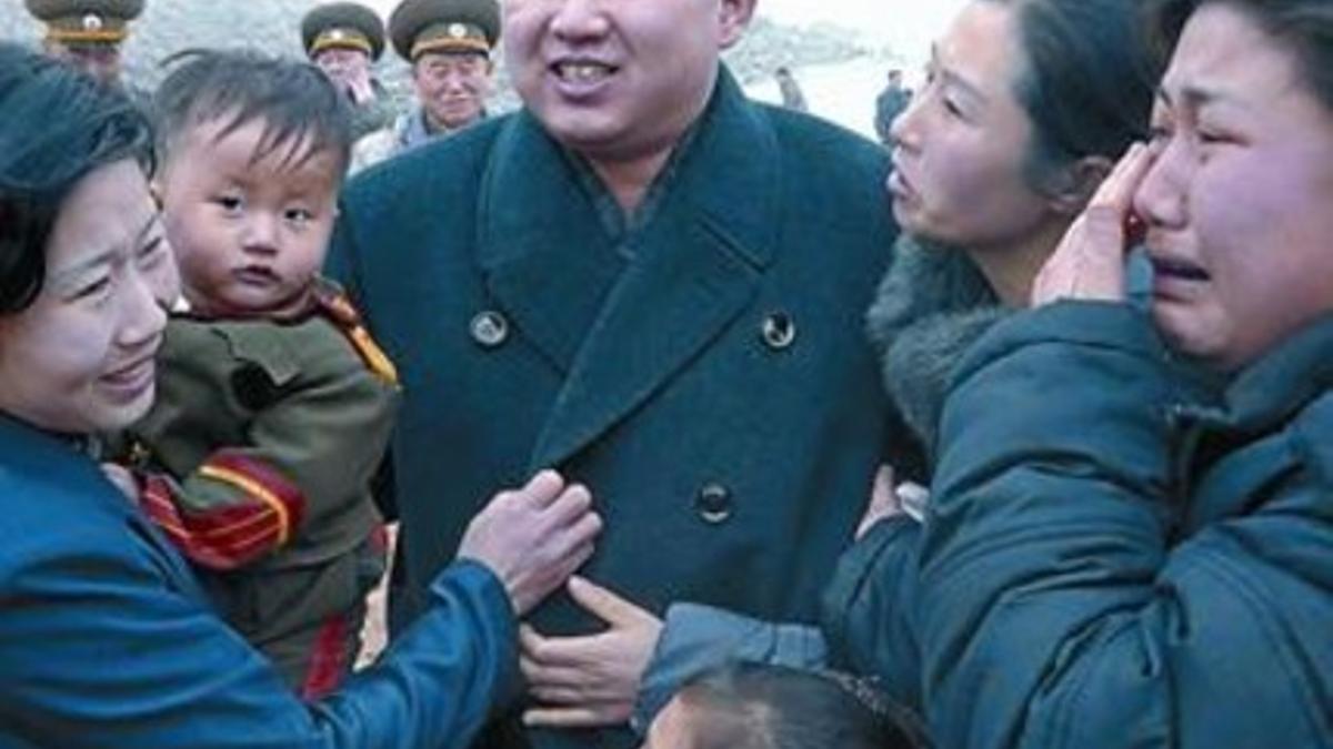 Aclamado 8 La familia de un militar se acerca a saludar al llíder Kim Jong Un en la isla de Yeonpyeong.