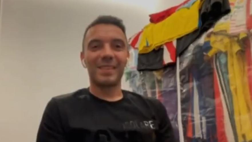 Aspas, con el perchero lleno de camisetas.