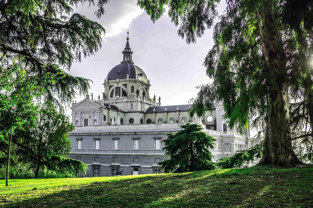 Este lugar está a escasos metros de la Catedral de la Almudena y el Palacio Real