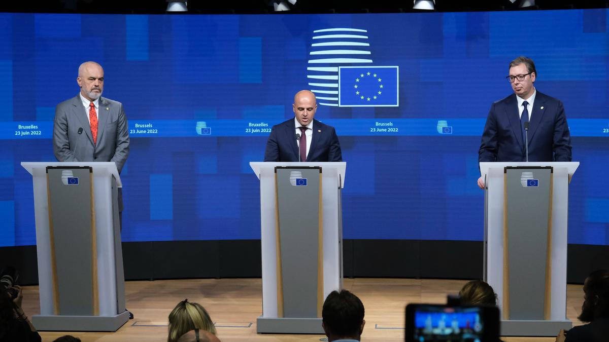 El primer ministre d&#039;Albània, Edi Rama, el primer ministre de Macedònia del Nord, Dimitar Kovacesvski, i el president de Sèrbia, Aleksandar Vucic, durant una roda de premsa després de la cimera amb els líders europeus