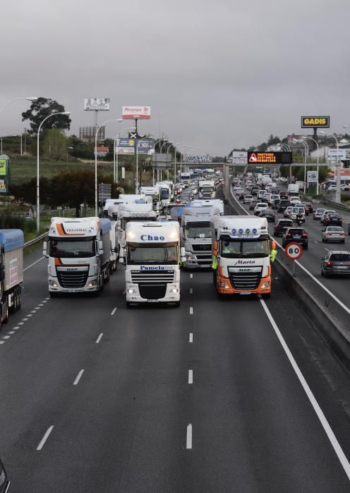 Unos 800 vehículos se han sumado, según los organizadores, a la caravana reivindicativa de camiones y automóviles organizada hasta A Coruña por la comisión creada en el municipio coruñés de As Pontes