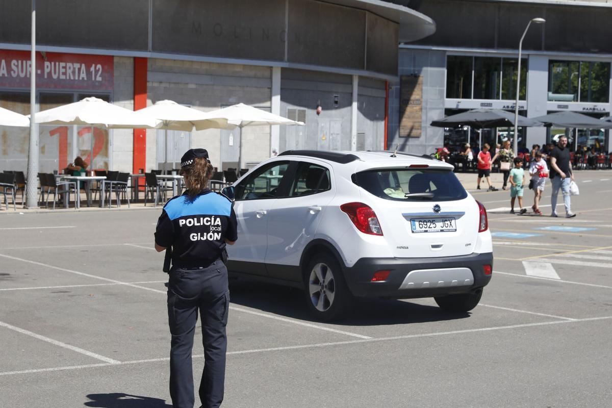 Una agente de la Policía Local en El Molinón.
