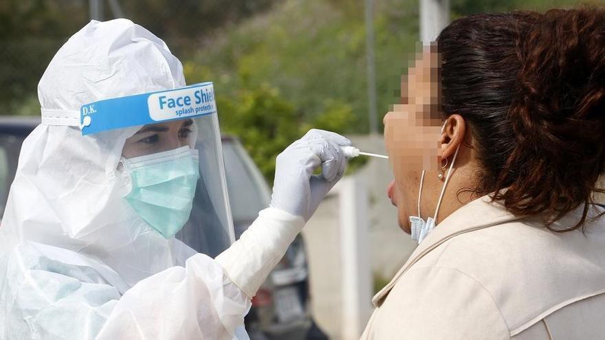 Un sanitario toma muestras para realizar una prueba PCR.