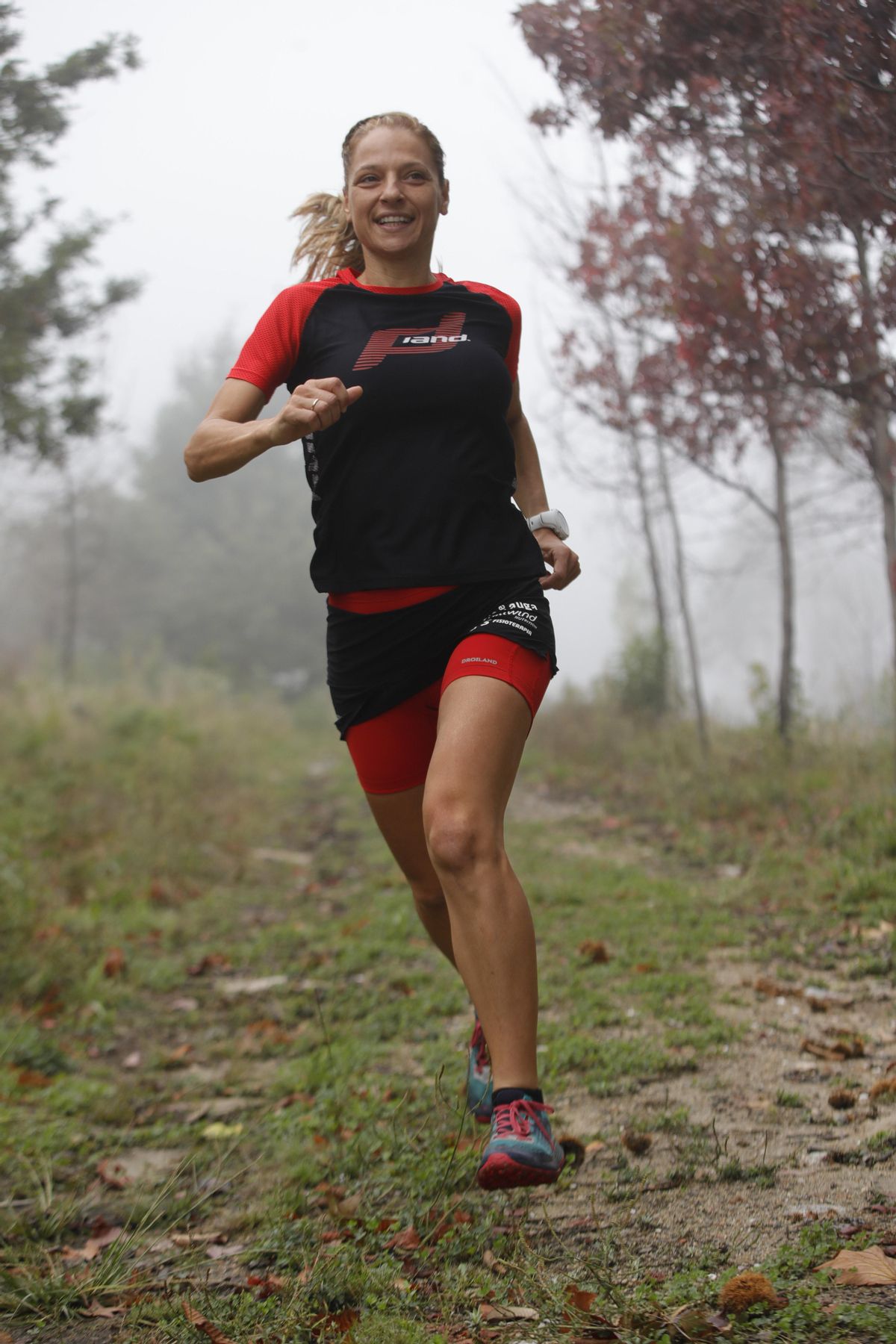 Aroa Sío, por los montes de Coruxo en 2018, al poco de iniciarse en el Trail.