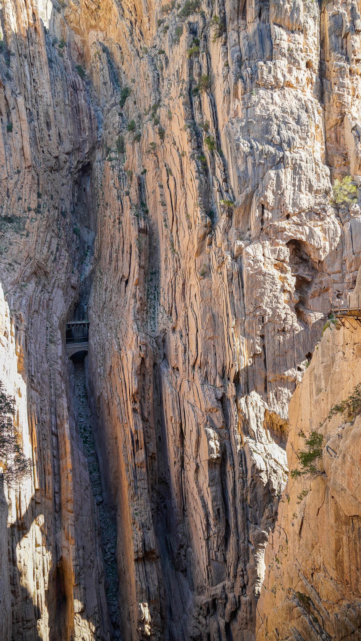 Paso aéreos, barandillas y pasos colgantes en el Caminito del rey