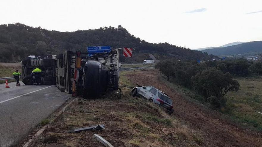 Complicacions per circular per l&#039;AP-7 per un camió bolcat a la Jonquera