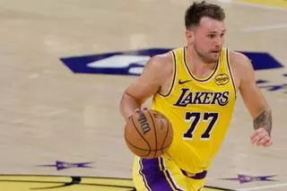 Un Luka Doncic soberbio lidera la victoria de los Lakers en Milwaukee