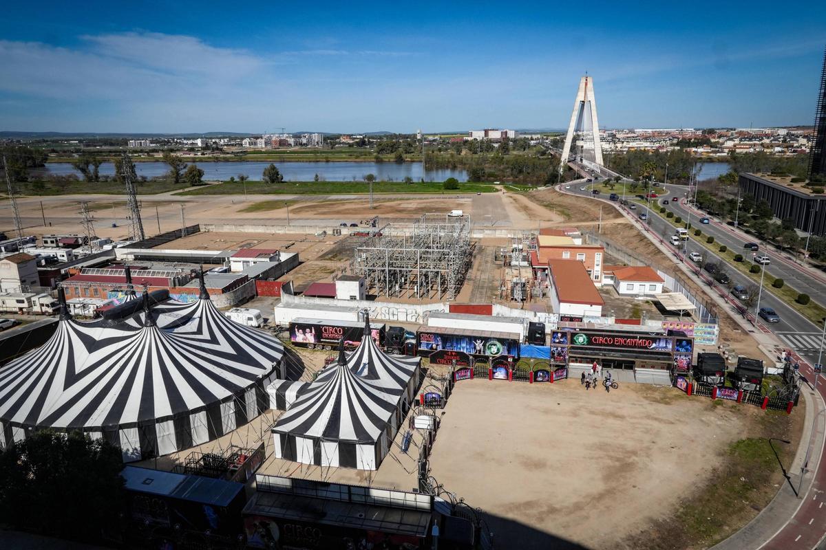 Las carpas y vehículos de El Circo Encantado, este sábado en el solar de la calle Francisco Guerra, en Valdepasillas.
