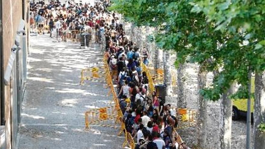 Inici de la llarga cua del càsting d&#039;aspirants a fer d&#039;extres de «Joc de trons» a Girona, el 29 de juny del 2015.