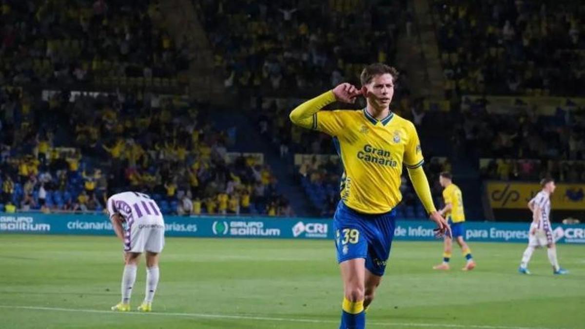 Estanis Pedrola celebra un gol con Las Palmas.