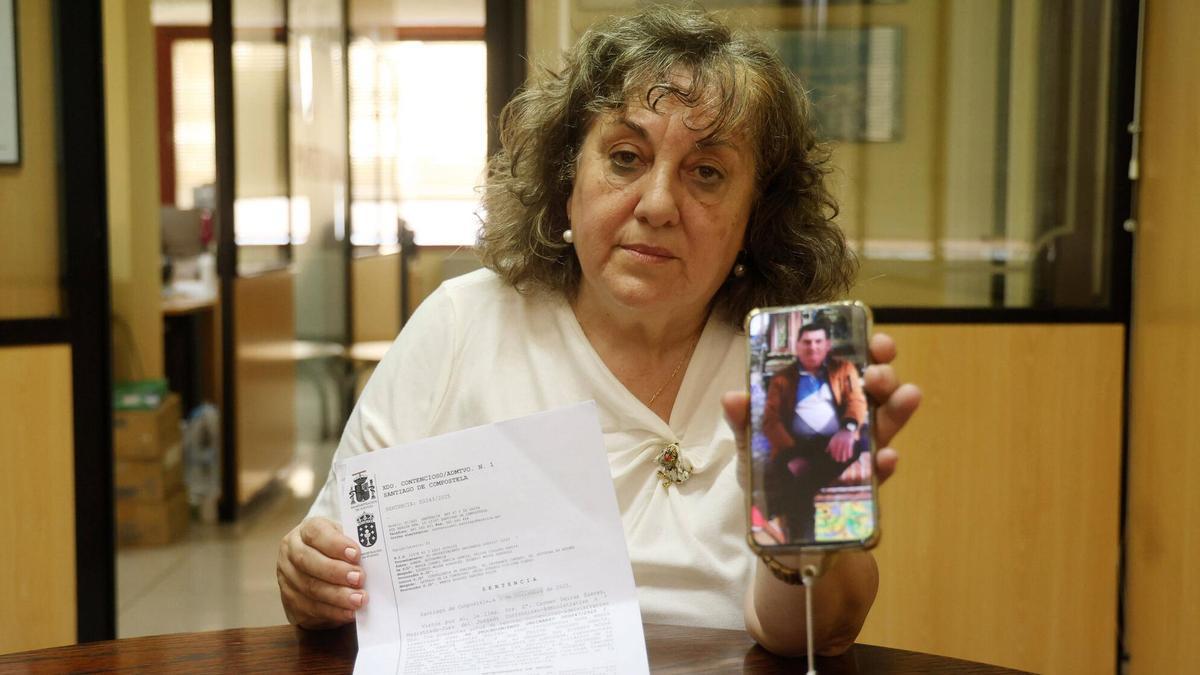 Isabel García, viuda de Felipe Collazo, muestra en su teléfono móvil una fotografía de su marido.