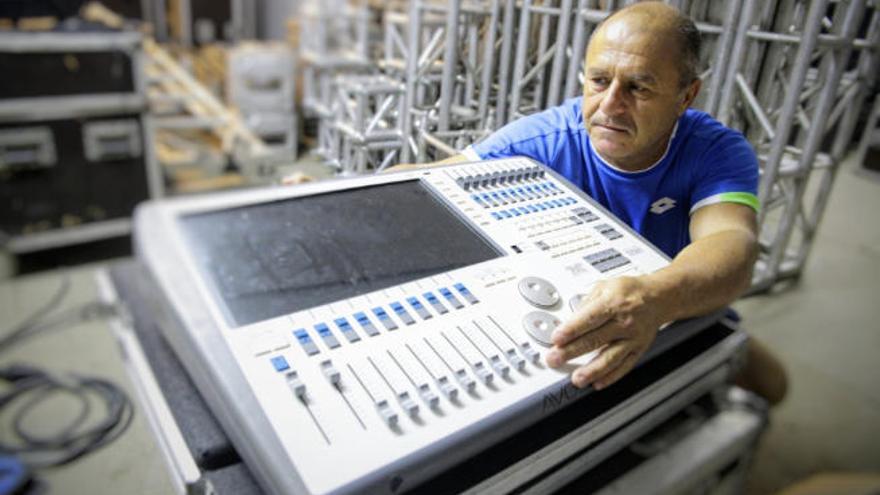 Simón Higueras, de Sonopluss, en las instalaciones que tiene la empresa en el municipio de Candelaria.