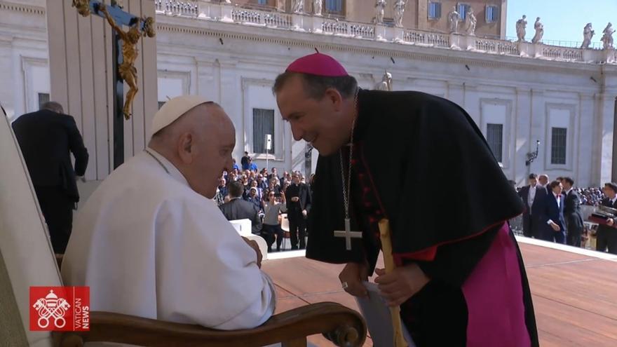 El obispo de Ibiza y Formentera, Vicente Ribas, saluda al Papa Francisco