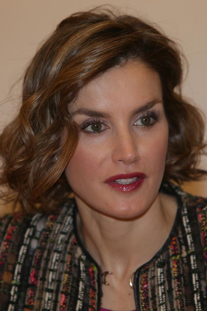 Letizia Ortiz combina sus labios violeta con su blusa
