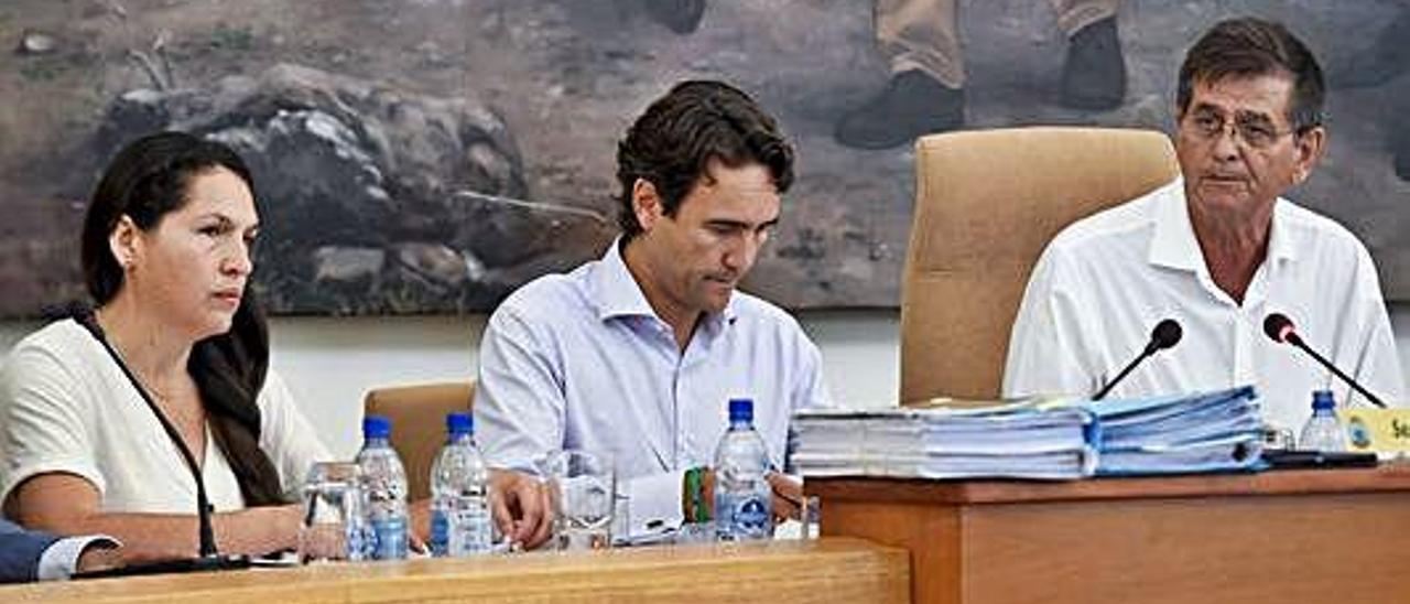 Beatriz Mejías, izquierda, y Santiago Rodríguez, derecha, ayer durante la celebración del Pleno en Santa Lucía de Tirajana, con el interventor en el centro.