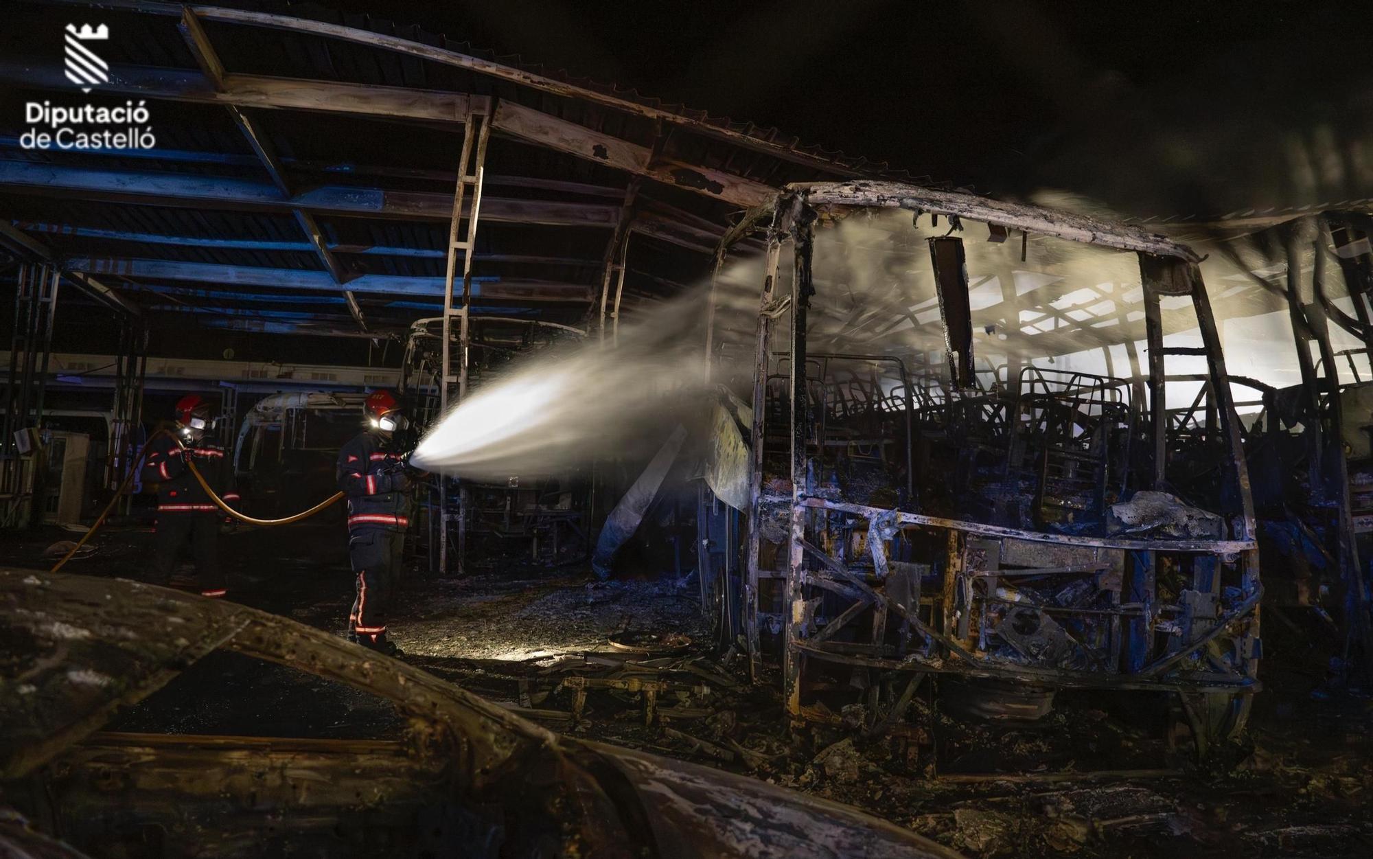 Galería de imágenes: Incendio en una  empresa de autobuses de la Vall