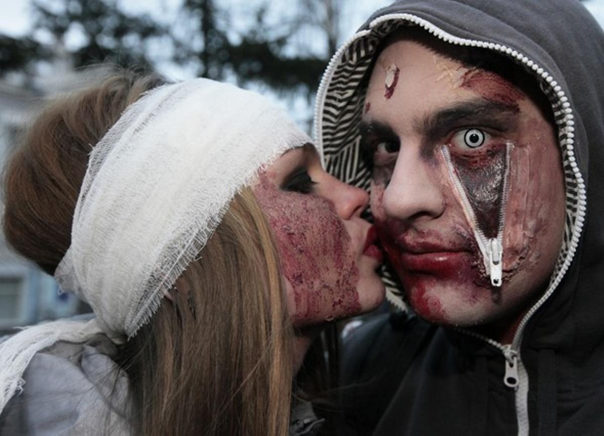 Joves disfressats en l’’Evil spirits parade’ (’Desfilada dels esperits del mal’), un ’flashmob’ al centre de la ciutat siberiana russa de Krasnoiarsk.