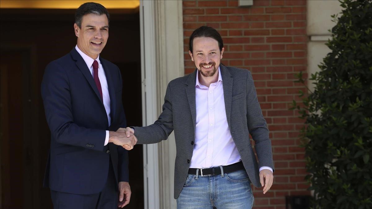 Pedro Sánchez recibe a Pablo Iglesias en el palacio de la Moncloa en la primera ronda negociadora, el 5 de mayo. 