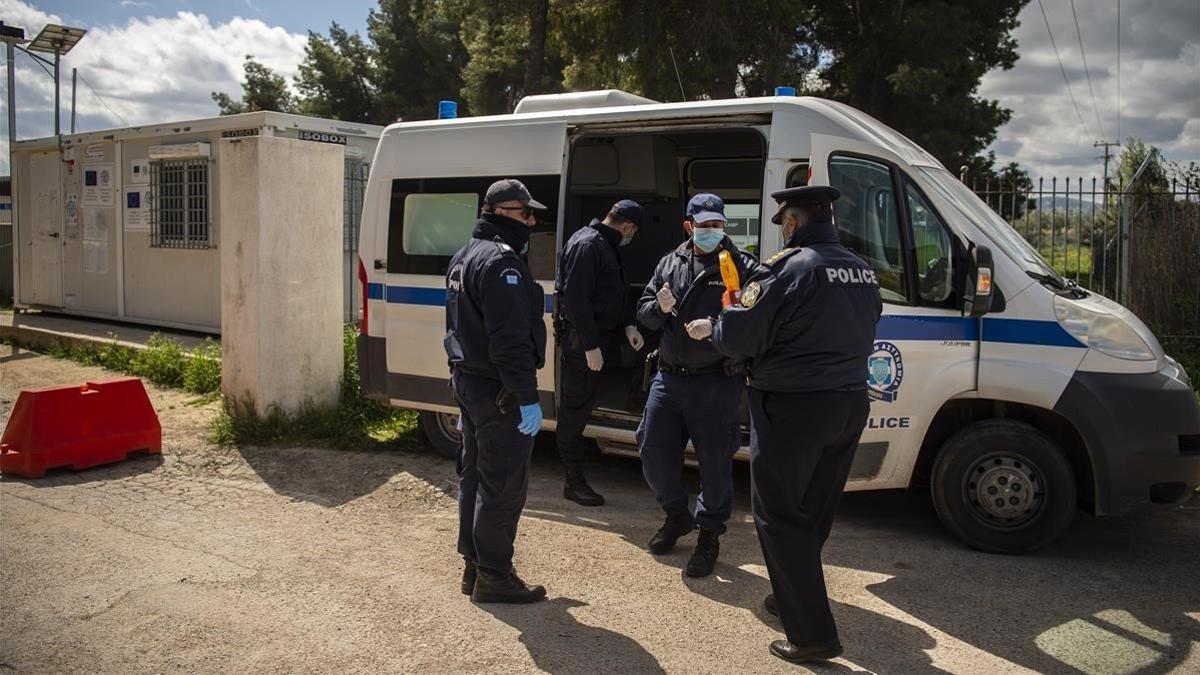 La policía controla la entrada del campo de Ritsona, donde se decretó una cuarentena el jueves.