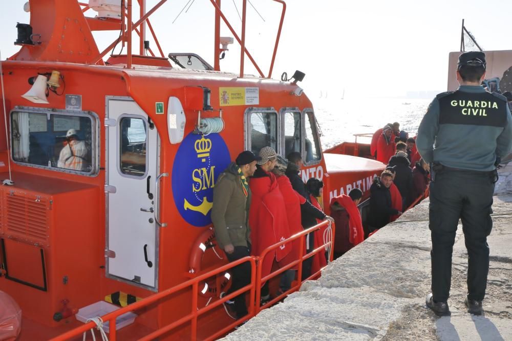 Guardia Civil, Cruz Roja y Salvamento Marítimo han puesto en marcha el protocolo para recepcionar a 24 personas rescatadas en el mar y que ocupaban una patera. 20 hombres y cuatro mujeres