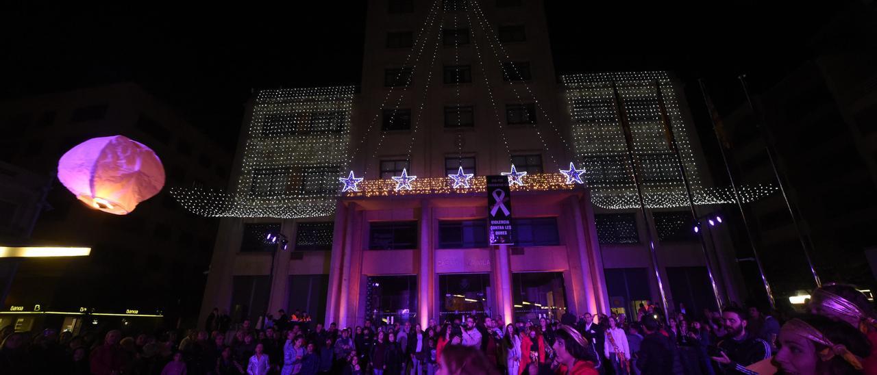 Foto de archivo del ayuntamiento de Vila-real iluminado por Navidad, antes del covid.