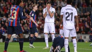 Karim Benzema, delantero del Real Madrid, se lamenta durante el pasado ’clásico’ contra el FC Barcelona.