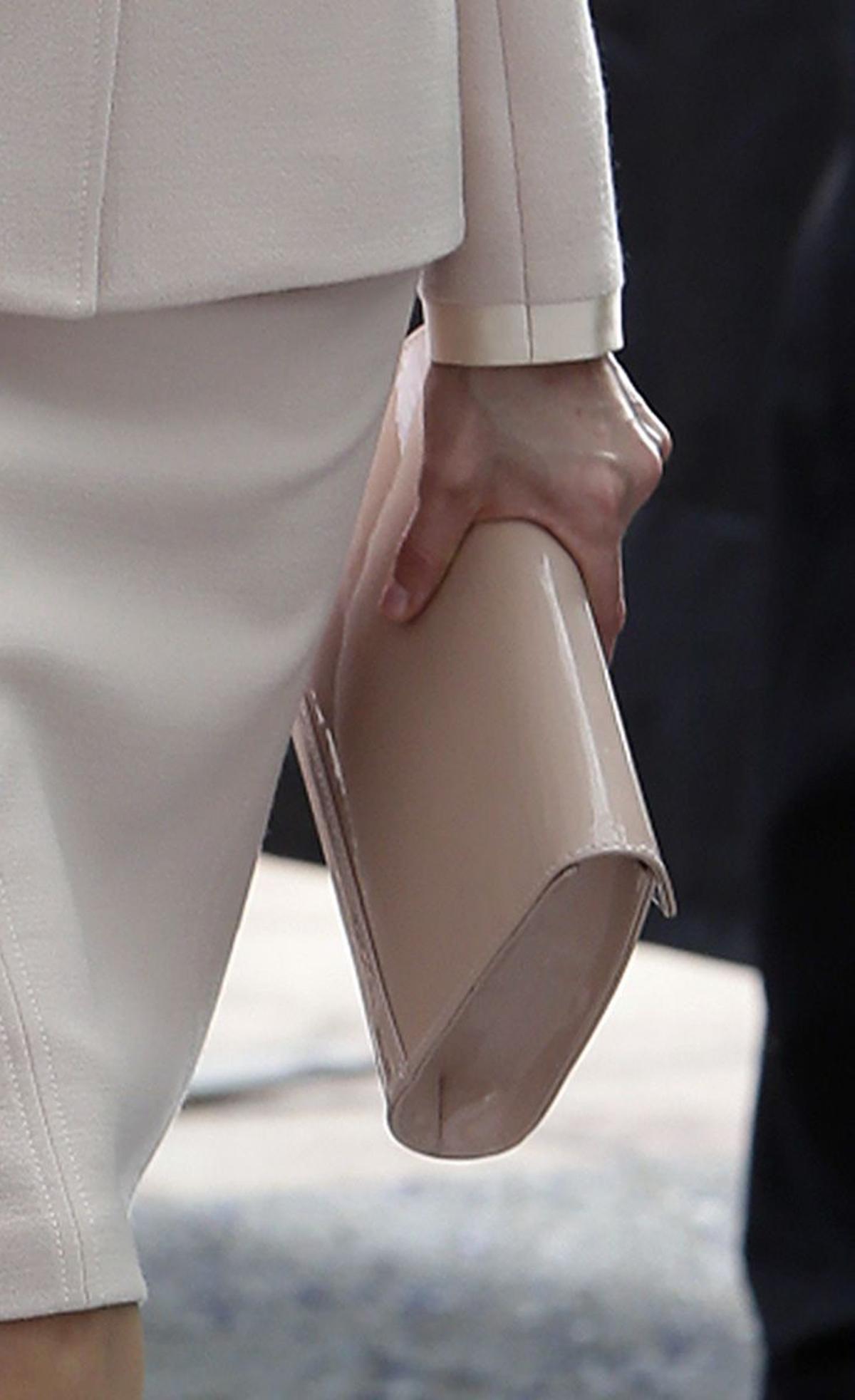 Complementos al detalle: cartera de mano 'nude' de Letizia Ortiz