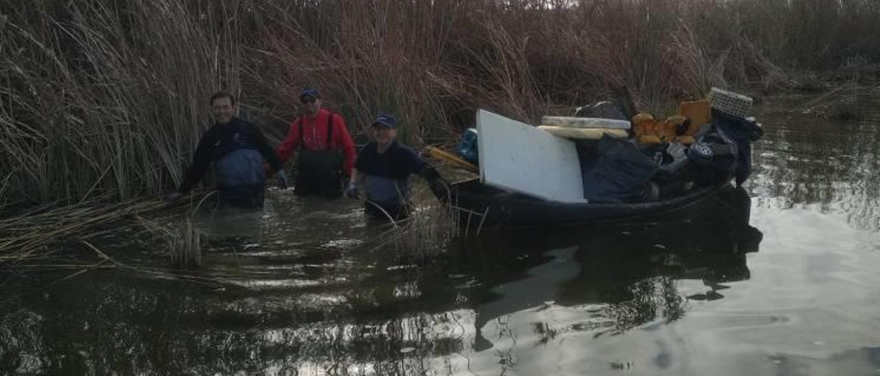 Los voluntarios en plena tarea de retirada de residuos.