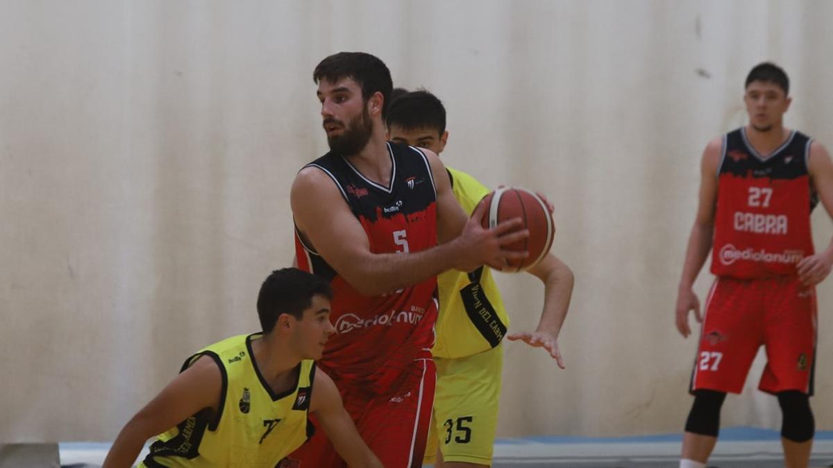 Álvaro Hurtado, con el balón, en el duelo El Carmen-Cabra de la pasada temporada.