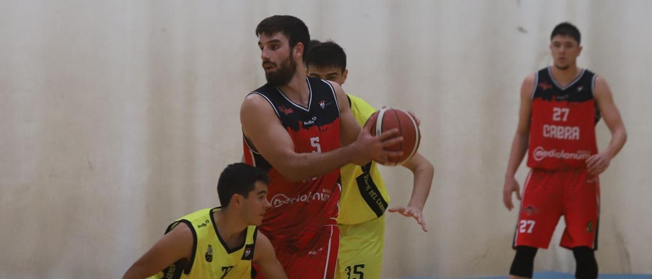 Álvaro Hurtado, con el balón, en el duelo El Carmen-Cabra de la pasada temporada.