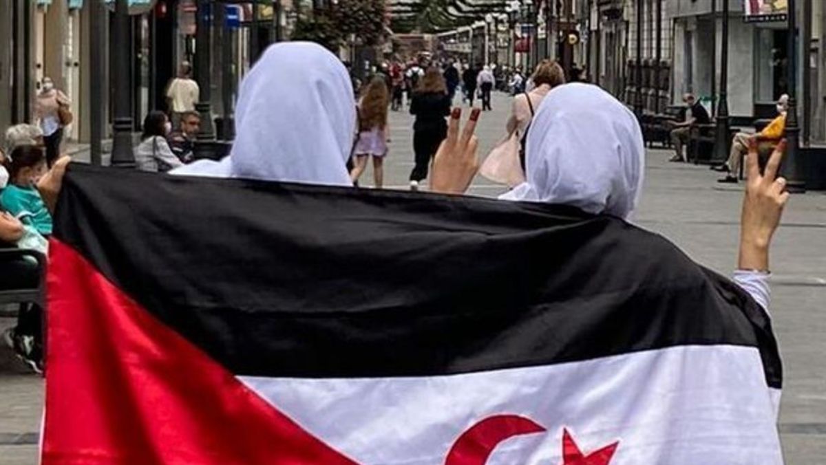 Jalida Mohamed-Lamin junto a una amiga en la calle Triana, en la capital grancanaria.