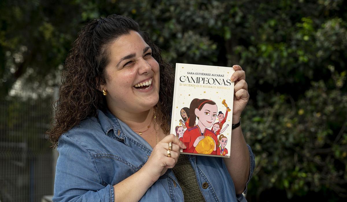 Sara Gutiérrez, con su libro ‘Campeonas’, para la serie ‘ellas siempre estuvieron’