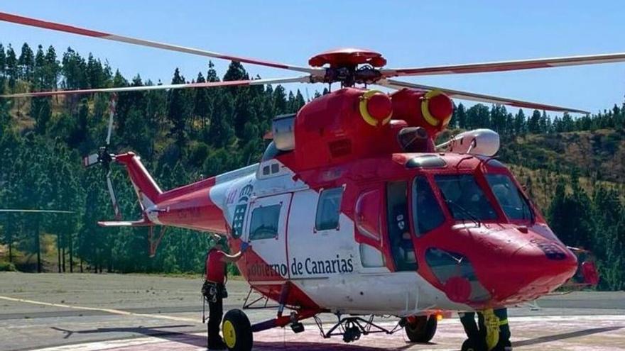 El helicóptero del GES rescata a un bañista en apuros en la piscina natural de Los Gigantes