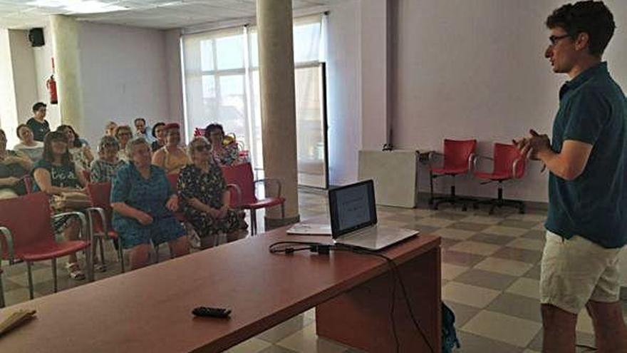 Participantes en la charla sobre hábitos saludables.