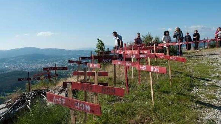 Cruces instaladas en la cima de A Fracha.