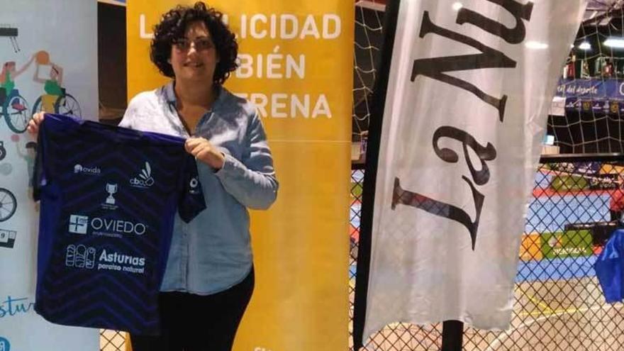 Gonzalo Villanueva y Aida García fueron los afortunados en el sorteo de las camisetas firmadas por los jugadores del Ovida Bádminton Oviedo que el club realizó, en colaboración con LA NUEVA ESPAÑA, durante el encuentro del pasado sábado en el Corredoria Arena.