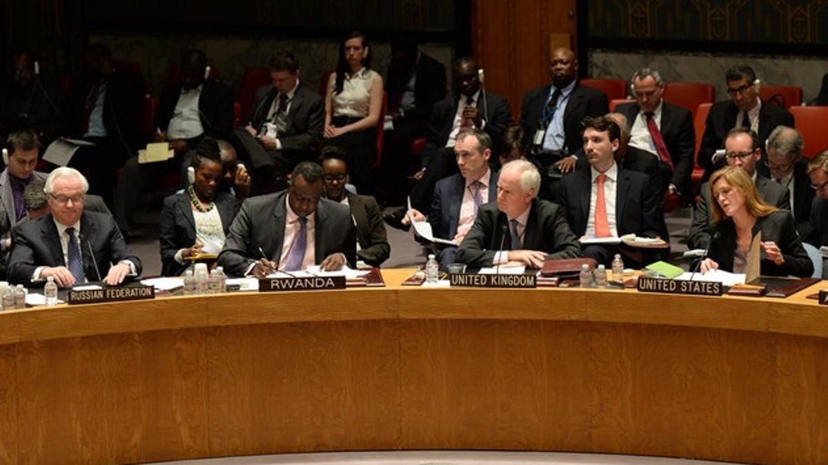 El embajador de Rusia, Vitaly Churkin (izquierda), escucha a su homóloga estadounidense, Samantha Poer (derecha), durante la reunión del Consejo de Seguridad de la ONU, esta madrugada.