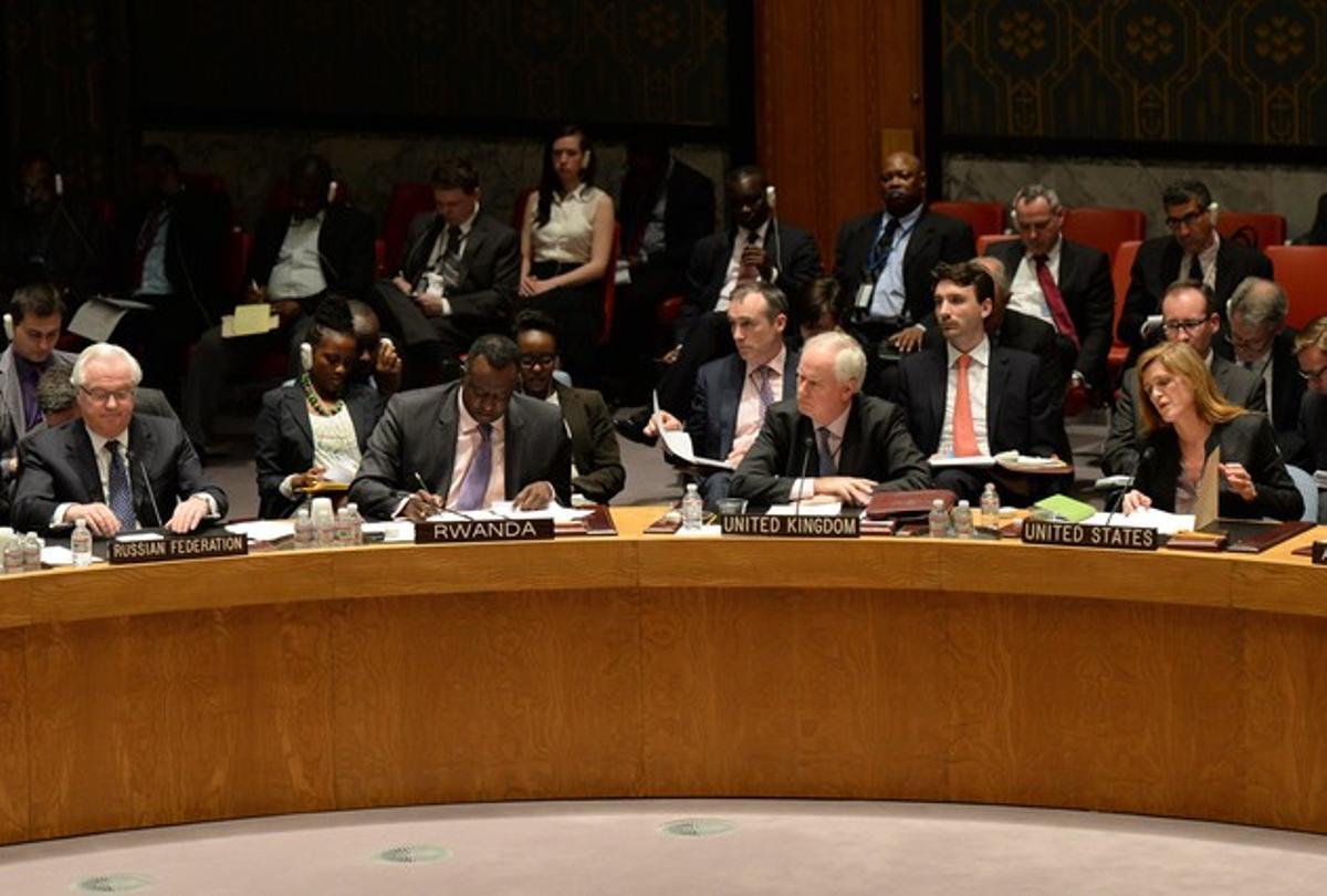 L’ambaixador de Rússia, Vitaly Txurkin (esquerra), escolta la seva homòloga nord-americana, Samantha Poer (dreta), durant la reunió del Consell de Seguretat de l’ONU, aquesta matinada.