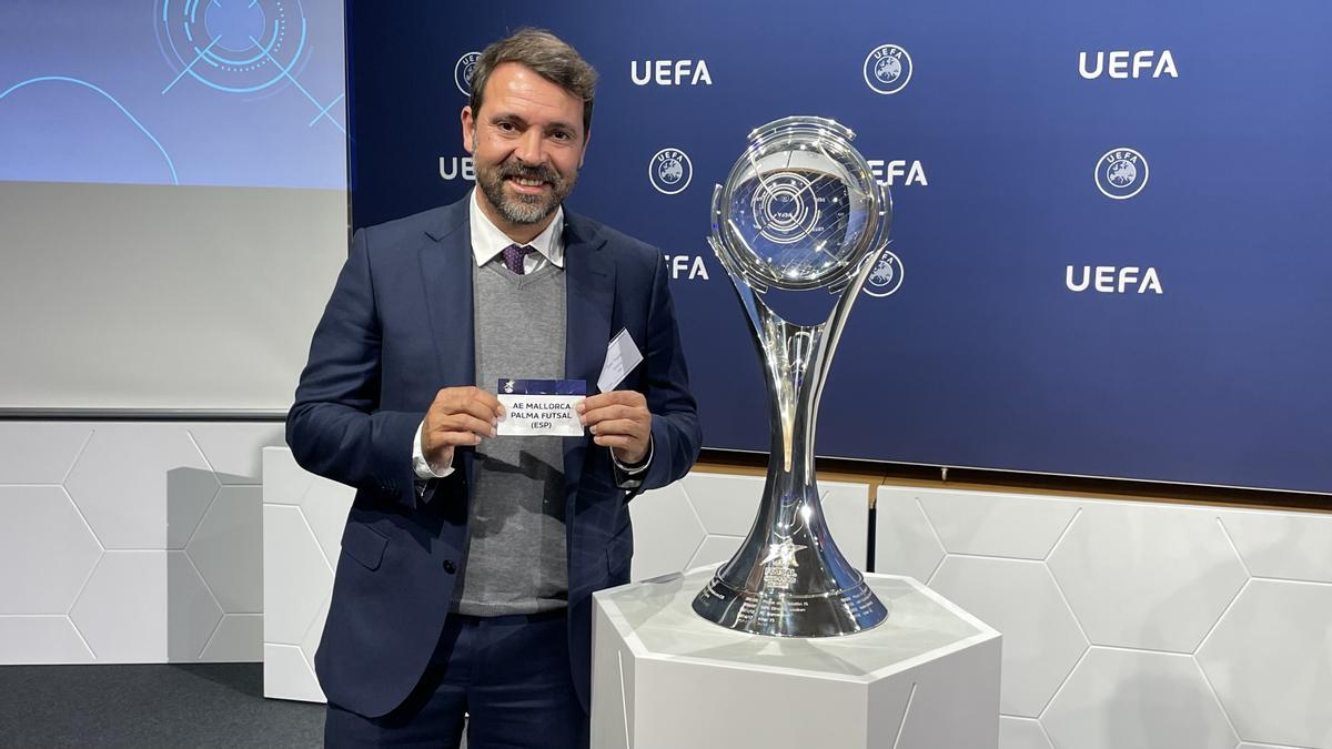 José Tirado, director general del Mallorca Palma Futsal, posa en Nyon junto al trofeo de la UEFA Champions League.