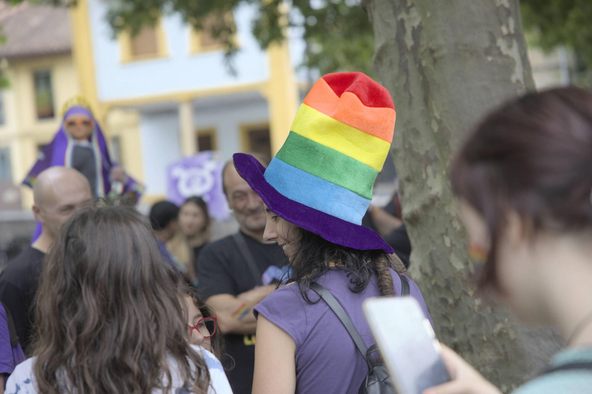 En imágenes: Así fue la manifestación LGTBI de Avilés, con "Santina de Queervadona" incluida