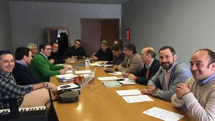 Los diez alcaldes de la comarca, incluido el de Salceda, Marcos Besada, en la reunión celebrada ayer. // D. P.