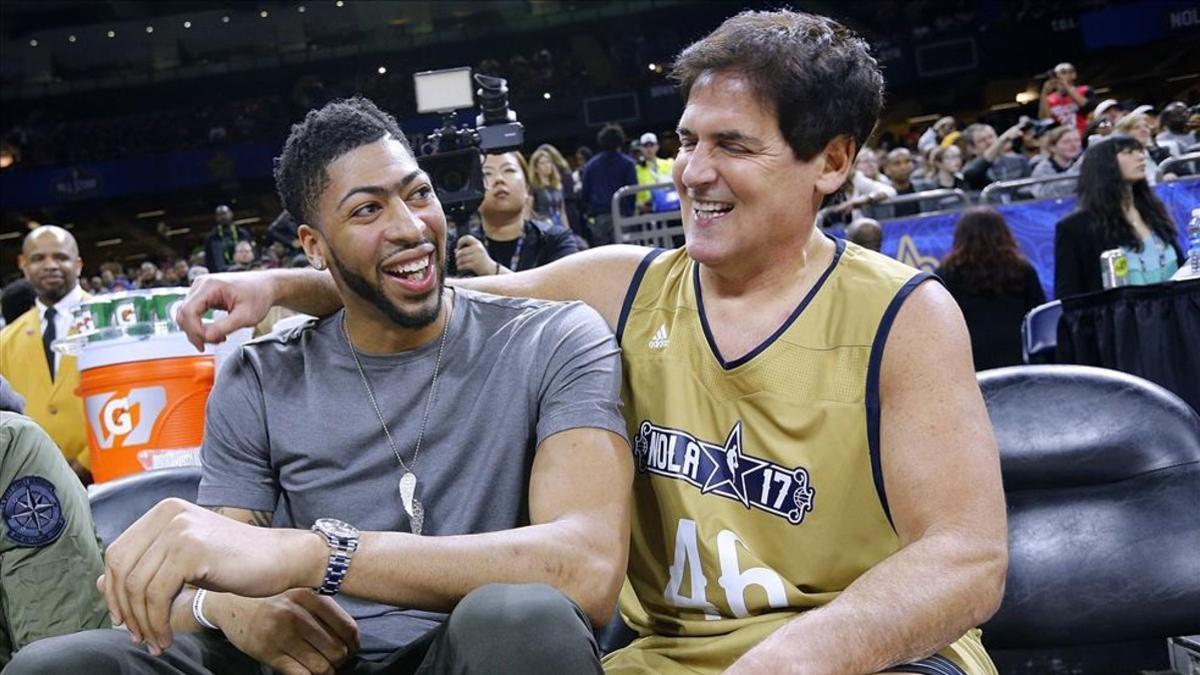 Mark Cuban bromea con la estrella de los Pelicans, Anthony Davis, durante el Partido de Celebridades del All Star