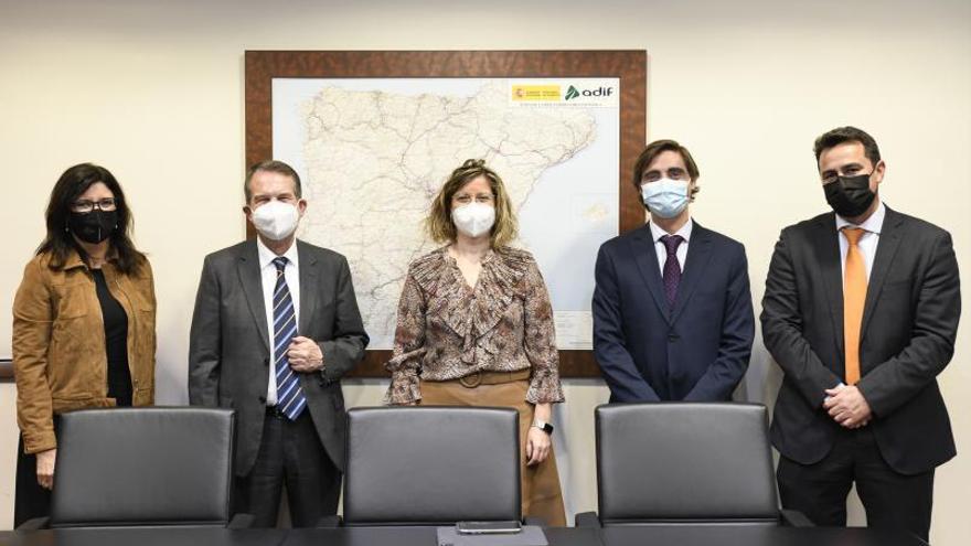 María José Caride y Abel Caballero junto a la presidenta de Adif, María Luisa Domínguez. |