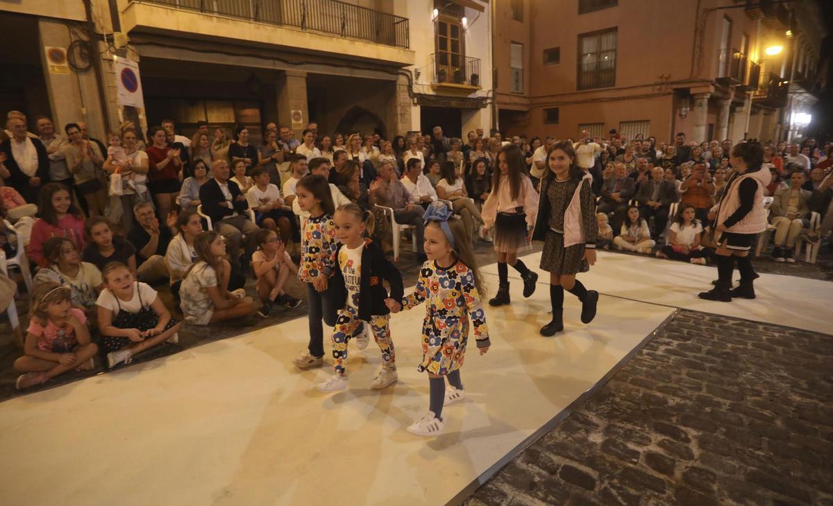 Niños desfilando en la Noche en Vela.