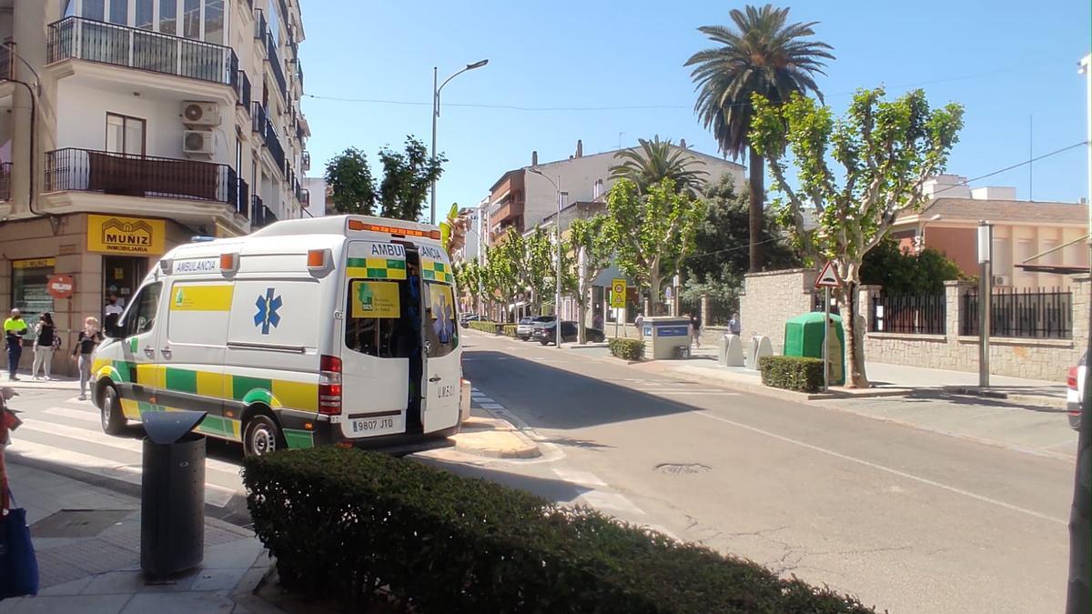 Un ambulancia en el lugar del atropello.