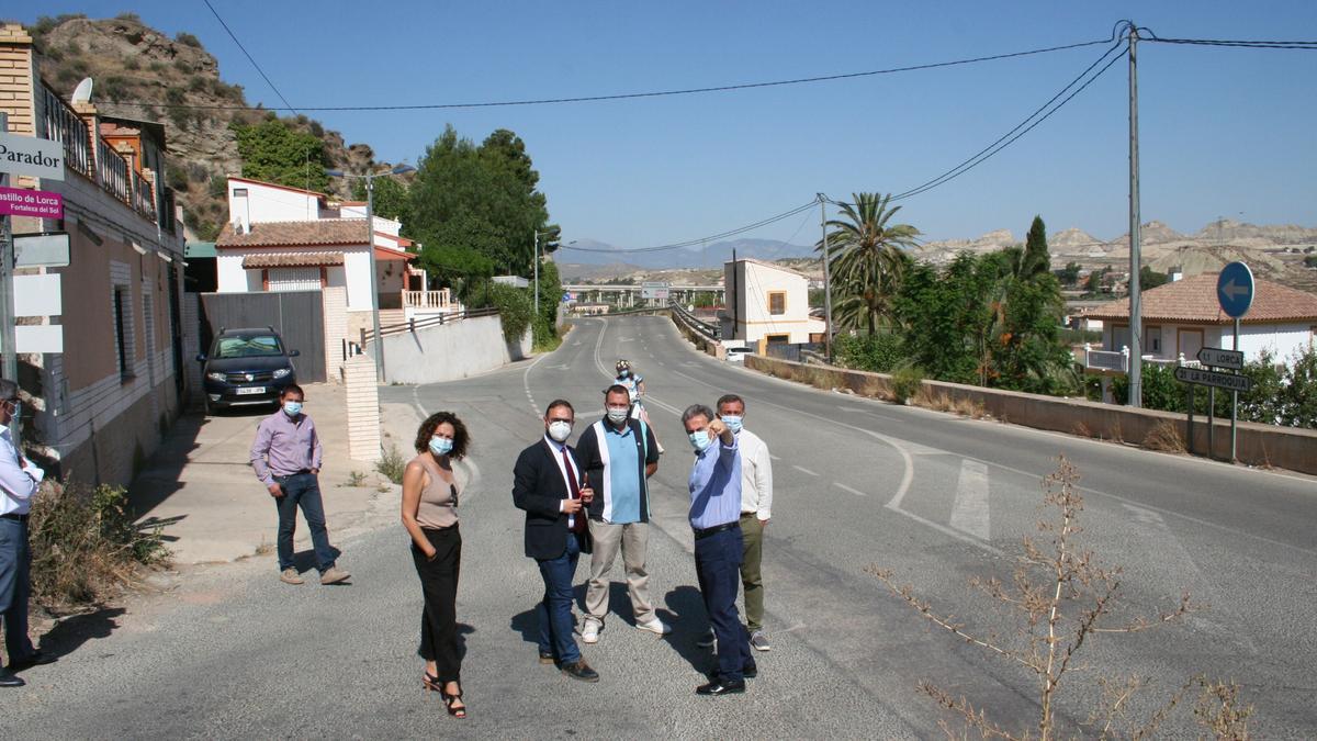 Diego José Mateos y José Fernández (c) en el cruce de subida al Castillo.