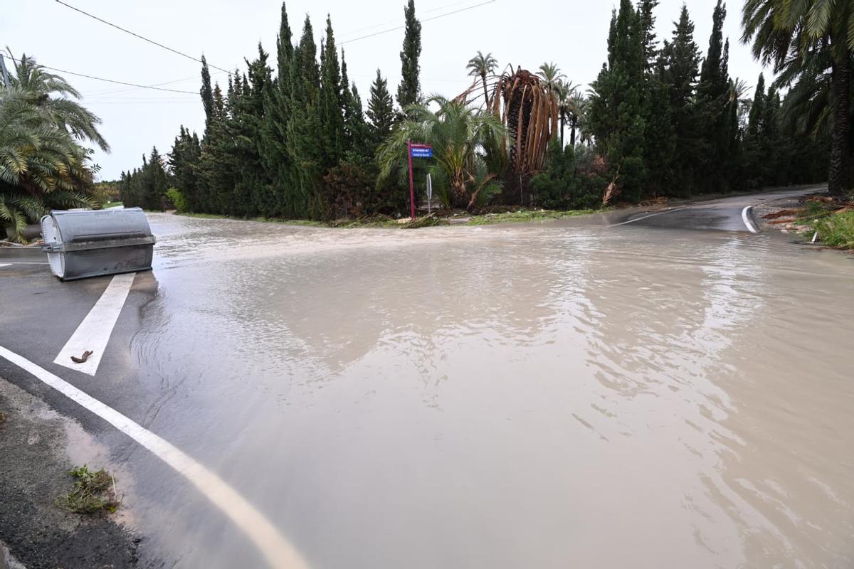 El barranco de San Antón en Elche se desborda en la carretera de Santa Pola