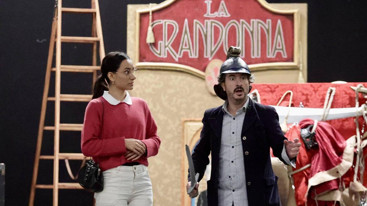 El reparto de "Rigolerdo" durante los ensayos en el teatro Filarmónica de Oviedo, esta semana.