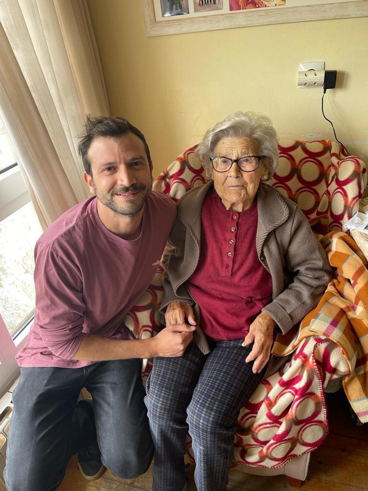 Jesus Vega, con su tía Fina, en Asturias.
