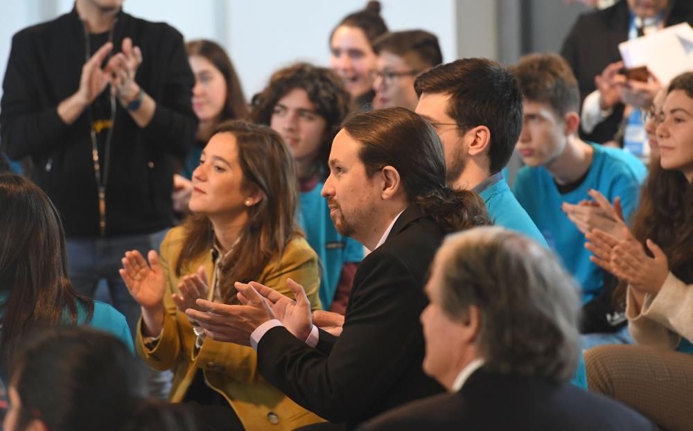 El vicepresidente del Gobierno, Pablo Iglesias, acompaña a la monarca en las actividades que se desarrollan esta mañana en el centro Ágora, junto al presidente de la Xunta, Alberto Núñez Feijóo